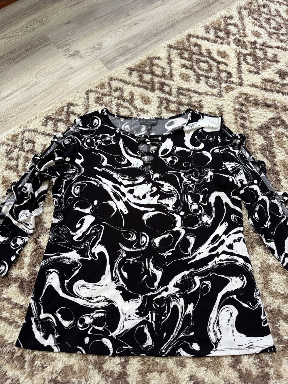 BOLD elements Black & White Swirl Long Sleeve Top